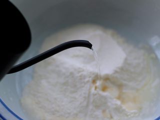 韭菜海虹馅饼（烟台特色）,面粉中加入适量盐、用适量清水、慢慢开始和面