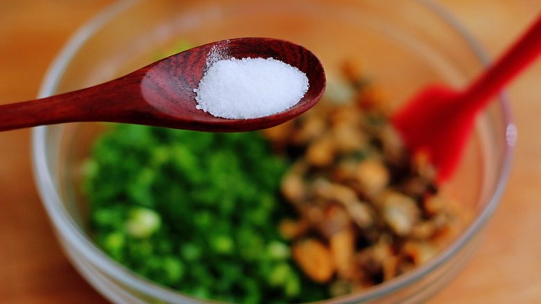 韭菜海虹馅饼（烟台特色）,在放馅料的碗中加入适量盐