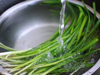 韭菜海虹馅饼（烟台特色）,把摘干净的韭菜用自来水冲洗干净后沥干水分备用
