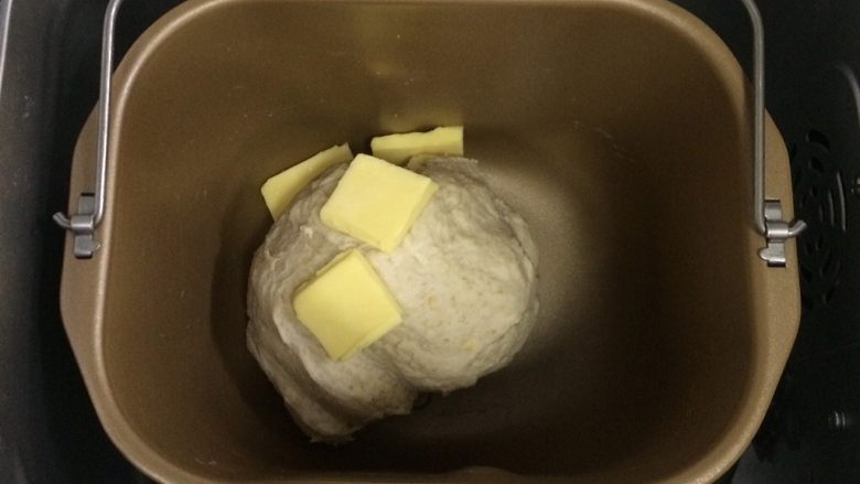 燕麦蜂蜜软欧包,约揉15分钟，面团成型后加入黄油继续和面。