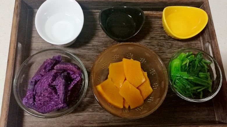 果蔬蝴蝶面,蒸好的紫薯，南瓜和焯好的菠菜，分别配30克，20克，20克清水，紫薯含水量比其它两种少，因此清水的量要稍微多一点。