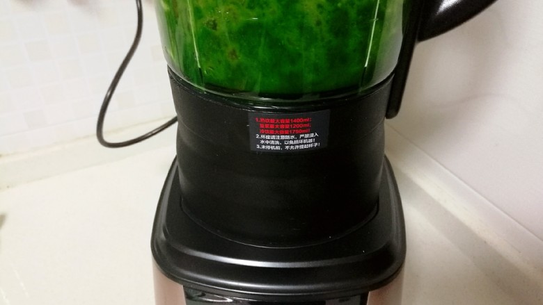 果蔬蝴蝶面,把菠菜段和20克清水放入搅拌机，搅拌成菠菜泥。