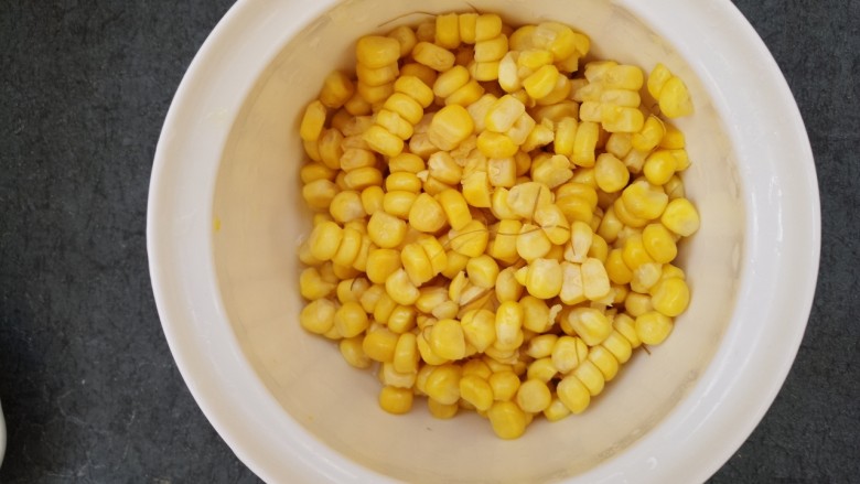 奶油焗玉米,煮熟的玉米把玉米粒剥下来