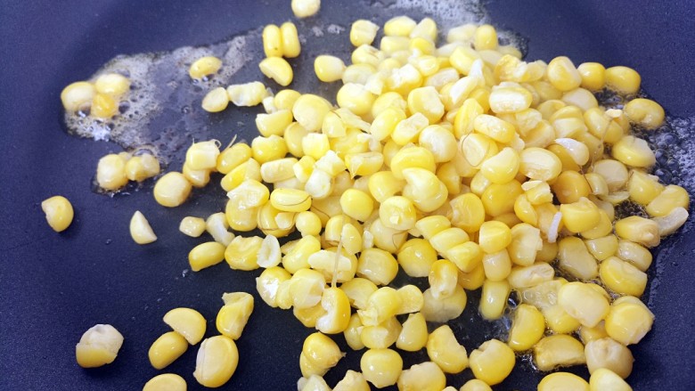 奶油焗玉米,加入玉米粒炒