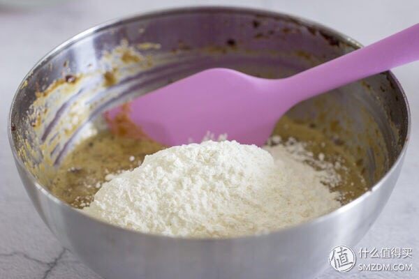 老少咸宜的红枣戚风蛋糕,筛入过筛的低筋面粉和淀粉，淀粉一定程度上可以减少蛋白霜消泡，如果你想加淀粉，手法迅速一点也没问题。
