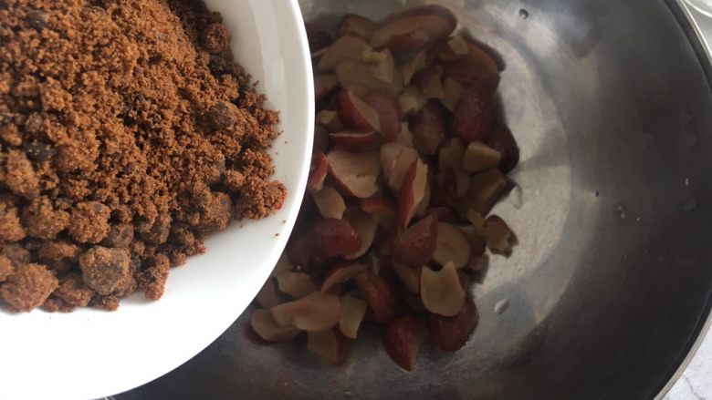 老少咸宜的红枣戚风蛋糕,趁着枣泥还有温度，加入红糖用手动打蛋器搅拌均匀。