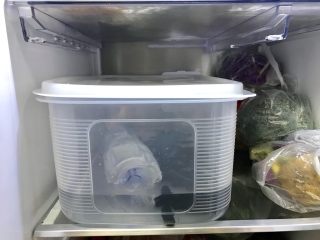 海参泡发,盖上盖子放冰箱冷藏，没有密封盒可以盖保鲜膜，冷藏3三天、每天换一次水