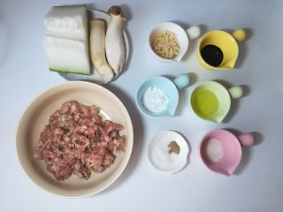 鲜味冬瓜炖肉丸,准备好各项食材，冬瓜杏鲍菇清洗干净。猪肉加葱姜剁成肉泥。