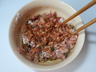 鲜味冬瓜炖肉丸,用筷子朝一个方向搅打。