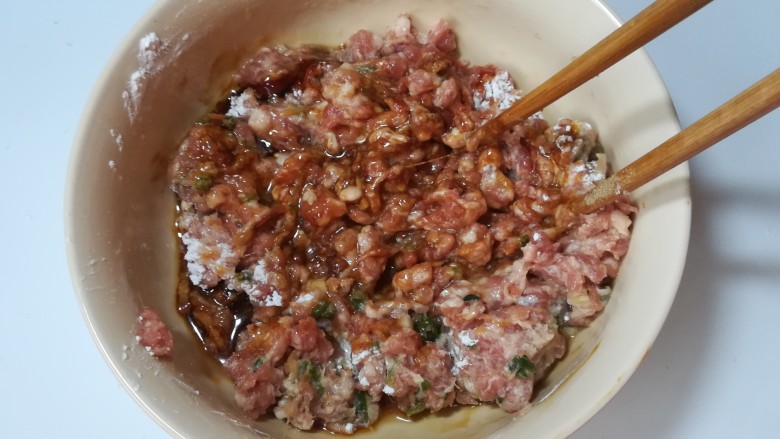 鲜味冬瓜炖肉丸,用筷子朝一个方向搅打。