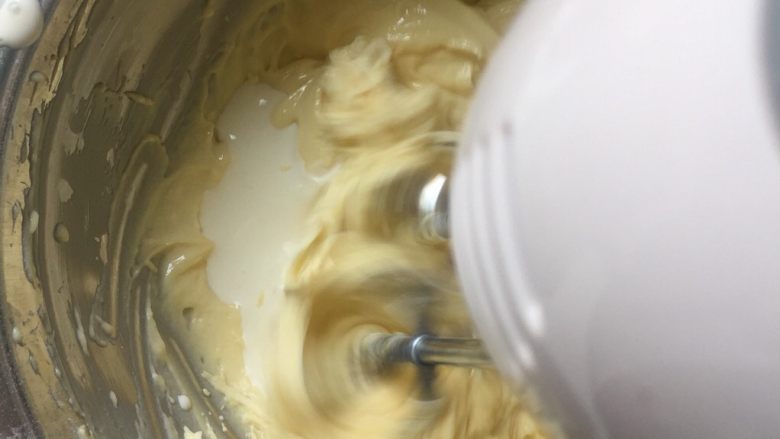 大理石纹芝士蛋糕,分次加入淡奶油搅打均匀
