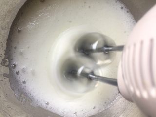 大理石纹芝士蛋糕,接着打蛋清，糖分三次加入蛋清中，打发至可以拉出弯弯尖角的湿性发泡状态