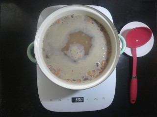 红糖小米杂粮粥,大火煮开后转小火，保持一直微沸的状态。