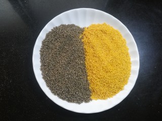 红糖小米杂粮粥,在煮豆子的时候来准备小米，黑小米的粘性比较小，最好搭配一些黄小米，这样煮出来的口感会更好些。