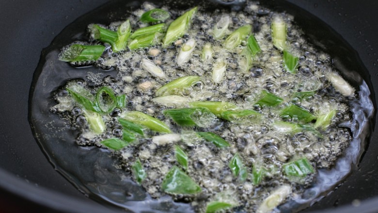 榛蘑炒肉,锅中倒入食用油烧至五成热，放入葱花和姜末炒香