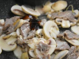 鲜香浓郁，口感软嫩，营养下饭的家常小菜,加入2勺蚝油，炒出蘑菇的水分。