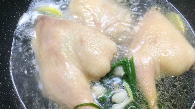 家常酱鸭腿,煮好关火，把鸭腿放入冷水中冲凉，洗净沥水待用