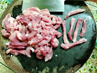 酸甜咕噜肉,猪肉切小条状。
