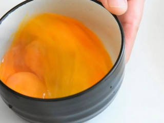 韭菜炒鸡蛋，最简单的家常菜，能吃出家的味道,鸡蛋加盐打散。
