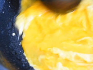 韭菜炒鸡蛋，最简单的家常菜，能吃出家的味道,油温七成热时下锅炒熟。