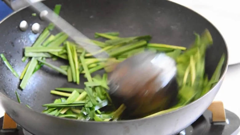 韭菜炒鸡蛋，最简单的家常菜，能吃出家的味道,放入韭菜炒至断生。