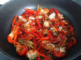 麻辣小龙虾,锅里倒入适量玉米油，烧至180-200度，将小龙虾放入锅里进行氽炸，小龙虾表面颜色微变即可起锅备用。