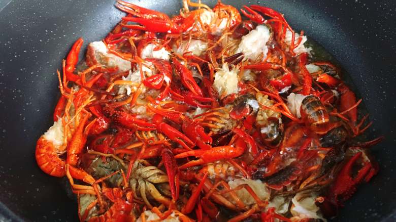 麻辣小龙虾,锅里倒入适量<a style='color:red;display:inline-block;' href='/shicai/ 140122'>玉米油</a>，烧至180-200度，将小龙虾放入锅里进行氽炸，小龙虾表面颜色微变即可起锅备用。