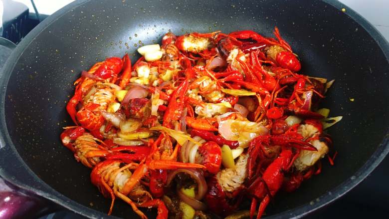 麻辣小龙虾,紧接着倒入过油备用的小龙虾进行翻炒。