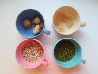 百合绿豆薏仁粥,准备好各项食材。