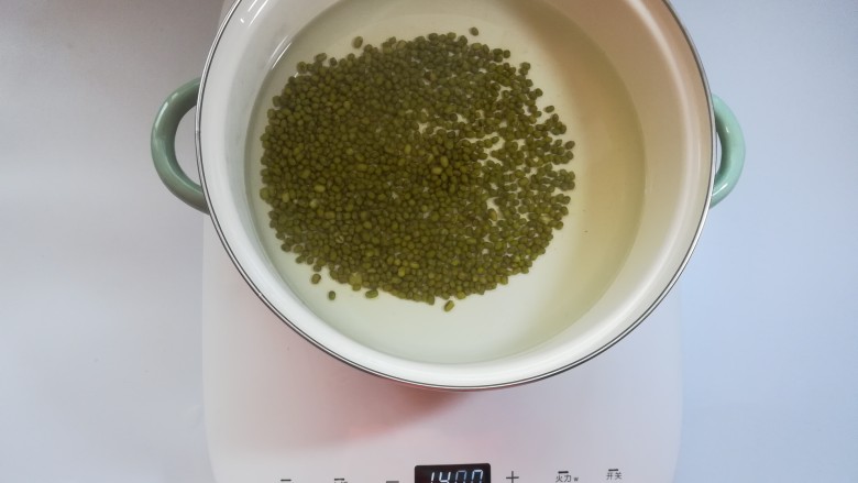 百合绿豆薏仁粥,锅里倒入足够的清水，加入绿豆。