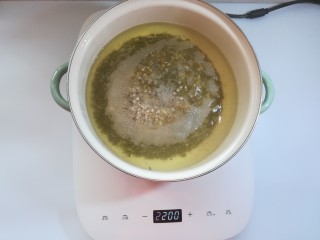 百合绿豆薏仁粥,加入薏仁米，大火煮开。