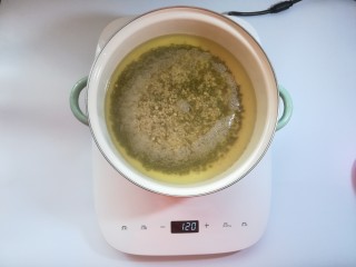 百合绿豆薏仁粥,煮开后转小火，盖上锅盖闷煮一会儿。