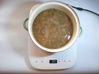 百合绿豆薏仁粥,一直保持微沸的状态。