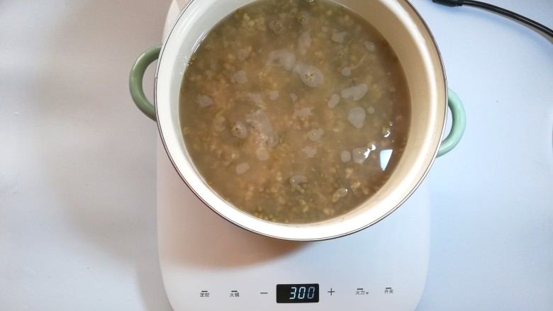 百合绿豆薏仁粥,一直保持微沸的状态。