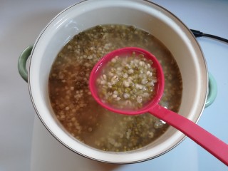 百合绿豆薏仁粥,煮至绿豆和薏仁米酥烂。