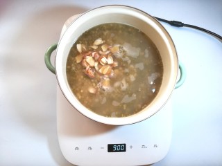 百合绿豆薏仁粥,加入洗净的百合，我的是鲜百合，煮两三分钟就会熟了。如果是干百合可以和绿豆同时下锅煮。