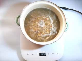 百合绿豆薏仁粥,中火煮3到5分钟。