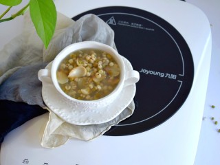 百合绿豆薏仁粥,这碗清热解毒，止渴消暑的营养粥你喜欢吗？一起做起吧，和夏天最搭的一碗粥。