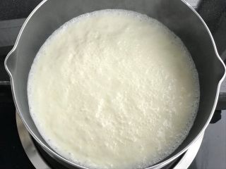 生巧,淡奶油倒入奶锅中，小火加热至淡奶油沸腾，中间冒泡。