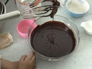 生巧,搅拌好的巧克力酱，非常细腻顺滑，用手动打蛋器挑起能顺畅的流淌。