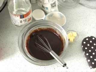 生巧,用手动打蛋器搅拌均匀，如果还有没能融化的巧克力，大家不要着急，隔热水继续搅拌至完全溶解就可以了。