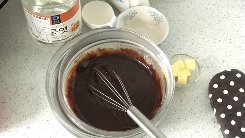 生巧,用手动打蛋器搅拌均匀，如果还有没能融化的巧克力，大家不要着急，隔热水继续搅拌至完全溶解就可以了。