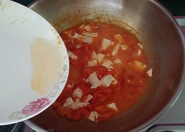 #了不起的小番茄# 蟹黄豆腐烩番茄,最后沿着锅边、滴少许湿淀粉水勾芡