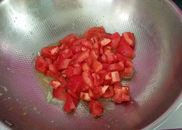 #了不起的小番茄# 蟹黄豆腐烩番茄,放入番茄丁、大火煸炒至软烂出汁