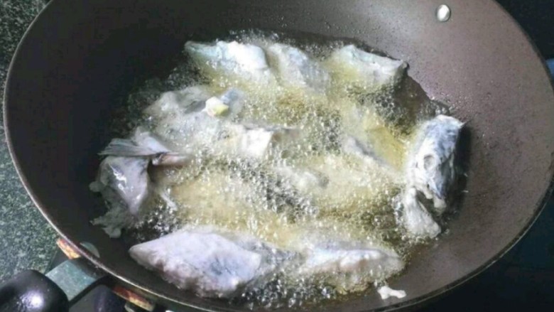 任氏红烧带鱼,把适量油倒入烧锅中烧热，然后把鱼倒进去炸，炸过程中用筷子翻一翻