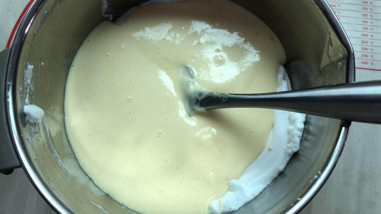 数字蛋糕,再把先混合好的蛋糊倒进蛋白糊中，翻拌至看不见蛋白霜