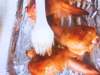 鸡翅包饭,20min后拿出，刷一层糖水或者蜂蜜也可以，将鸡翅翻面再次烤15min