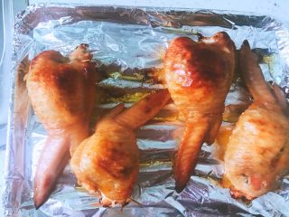 鸡翅包饭,将鸡翅放入烤箱用200度来烤20min（小伙伴们根据你们自己烤箱来调节温度）