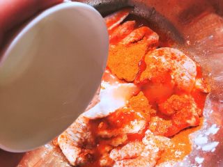 鸡翅包饭,将剃好的鸡翅、放入水、淀粉、奥尔良腌料抓制均匀，腌制至少两个小时