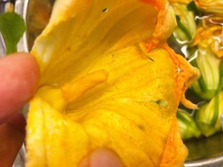 上汤南瓜花,据说南瓜花的花蕾有毒，一定要摘除。
